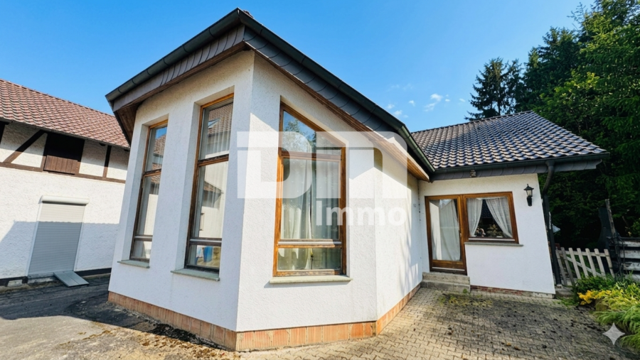 Altengerechtes Wohnen mit Charme: Großzügiger Bungalow auf großem Grundstück + Nebengebäude - Rückansicht Bungalow